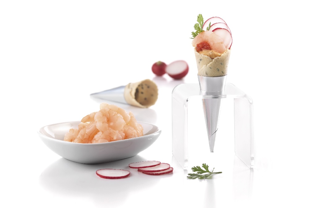 Mini-cônes au sésame garnis de sauce romesco, petites gambas et radis